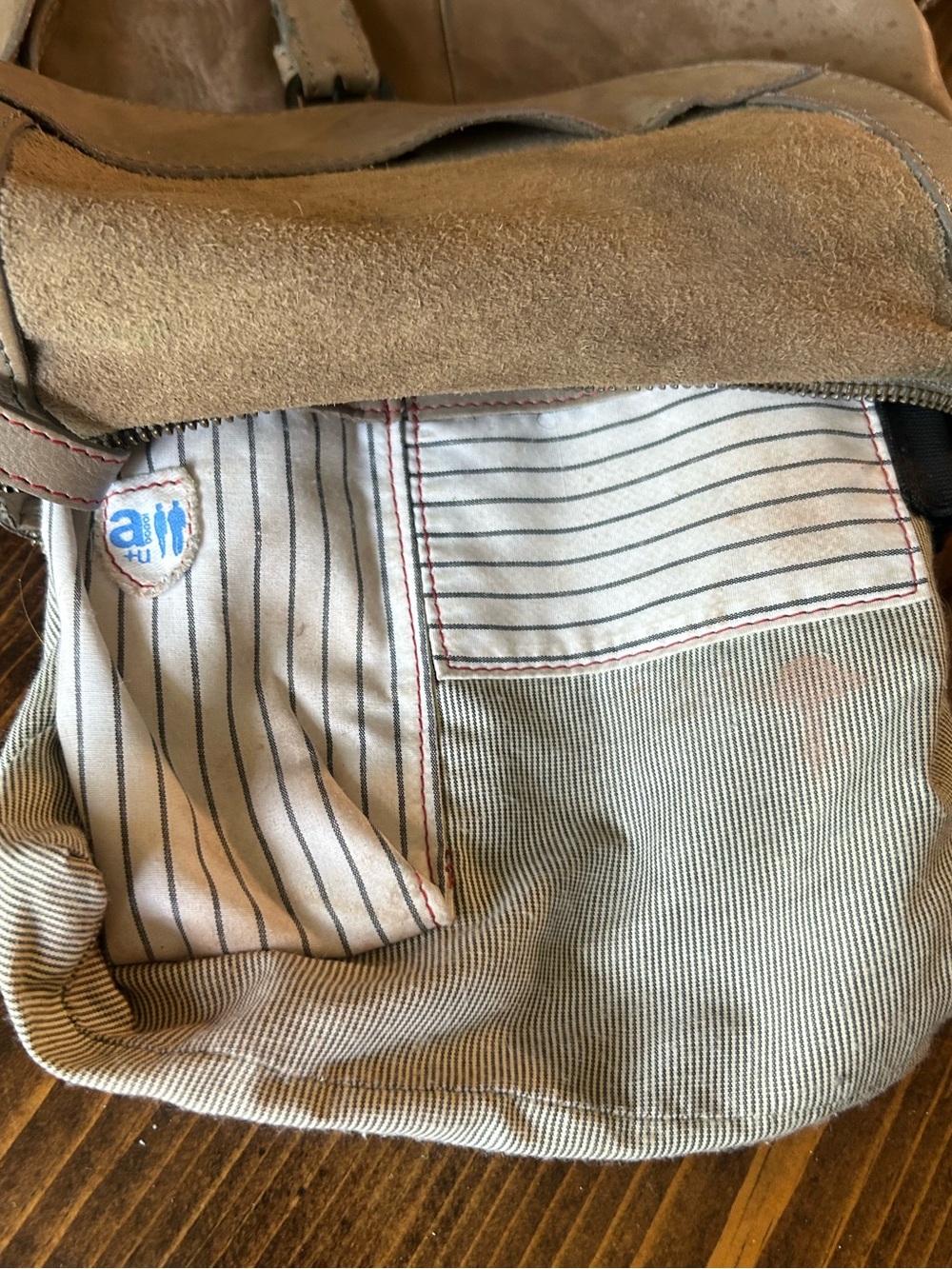 AUNTS & UNCLES Mrs Pie Puff Crossbody - Picture 16 of 16